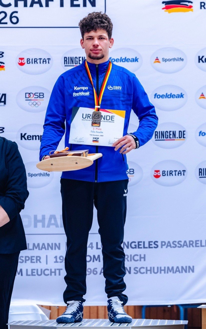Felix Anselm auf dem Podium der Deutschen Meisterschaften im Ringen