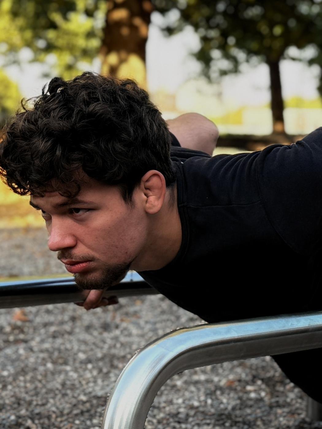 Felix Anselm beim Dip am Barren – Krafttraining mit dem eigenen Körpergewicht