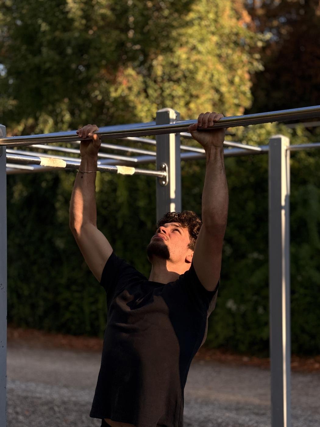 Felix Anselm bei Klimmzügen an der Calisthenics-Anlage