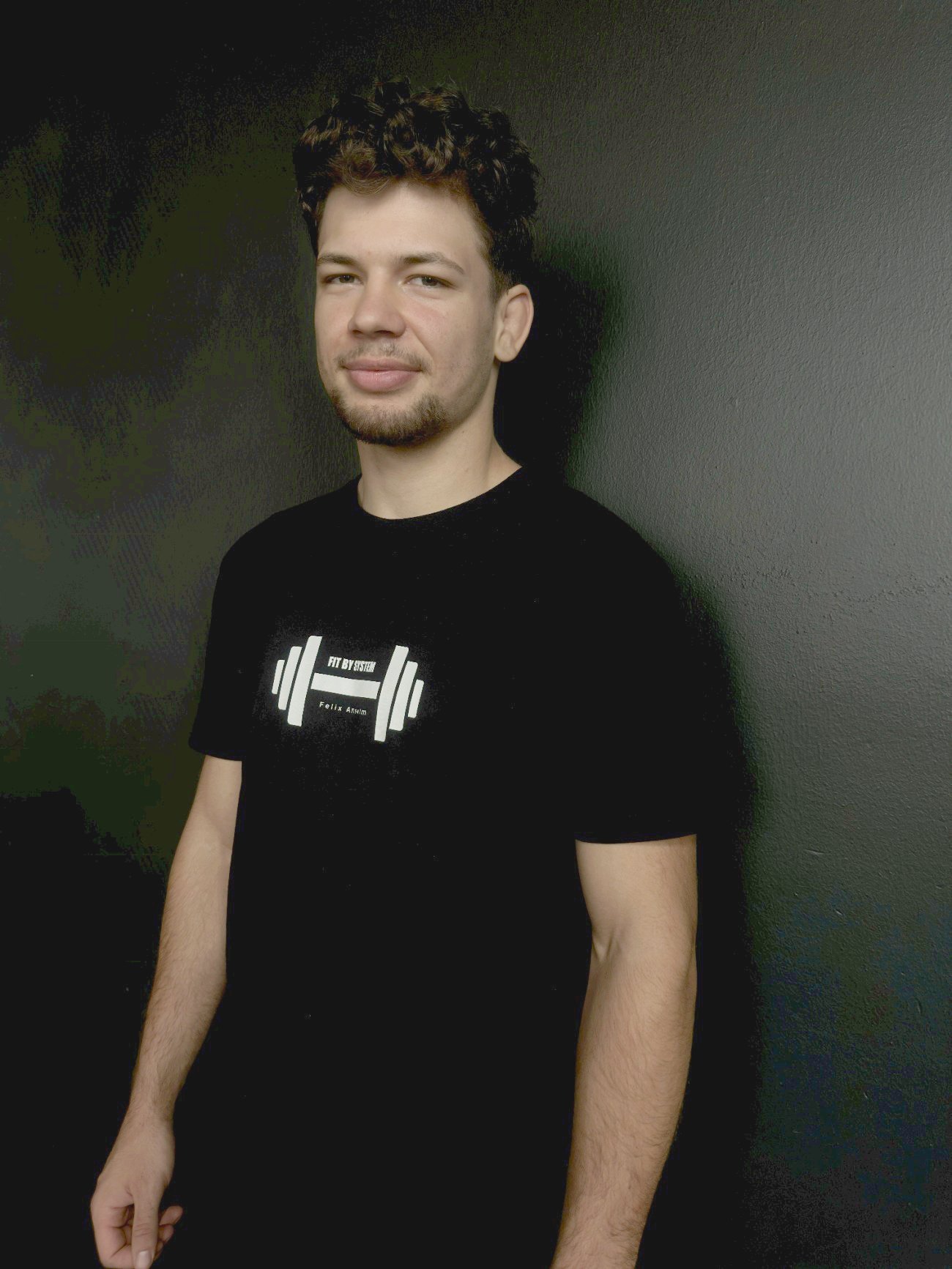 Felix Anselm – Portrait im Fit-by-System-Shirt