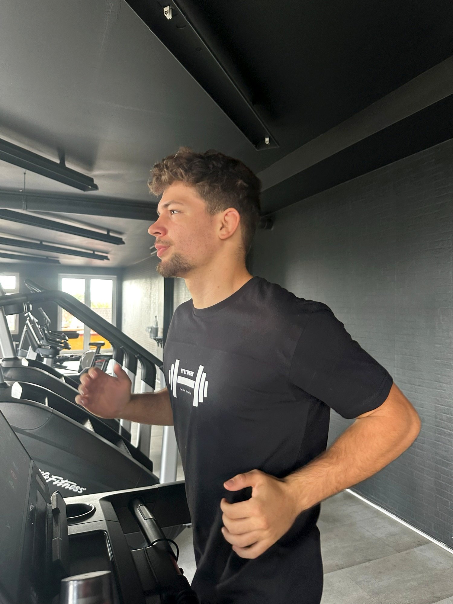 Personal Trainer Felix Anselm beim Lauftraining in Weil am Rhein